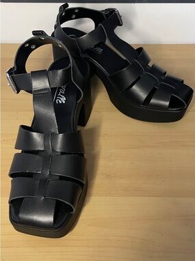 L'INTERVALLE Black Platform Gladiator Sandals